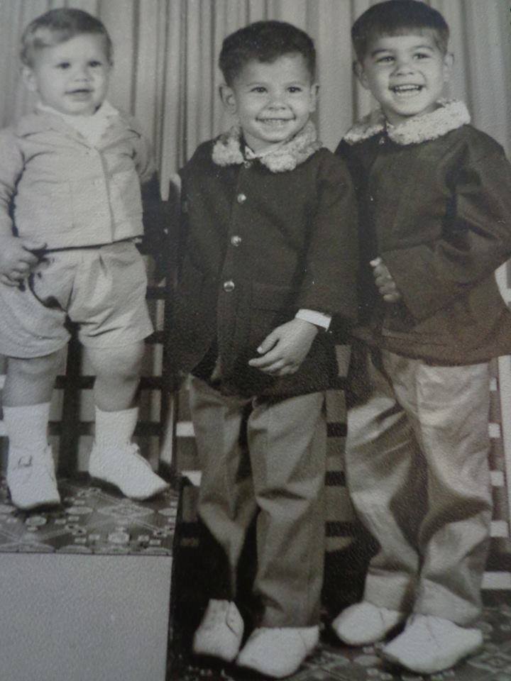 Uma foto das crianças no estúdio do retratista Vicente Torga.  da esquerda para direita José Silva Castanheira, Cássio Silva Castanheira, Sérgio Silva Castanheira.